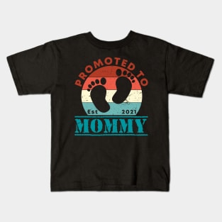 Retro Vintage Promoted to Mommy 2021 new Mom gift mommy Kids T-Shirt